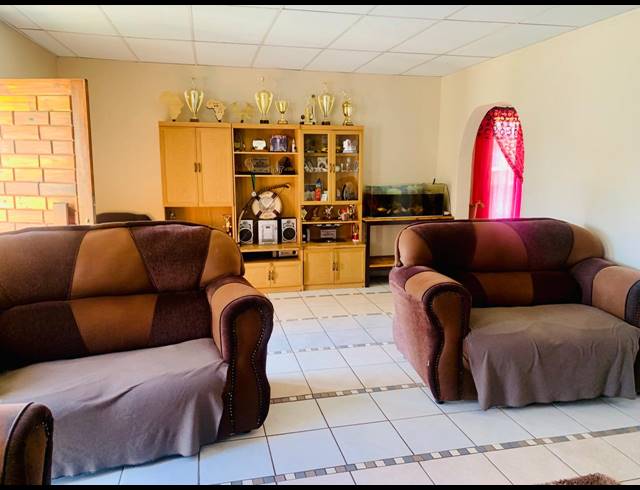 4 BEDROOM HOUSE FOR SALE IN RENSBURG